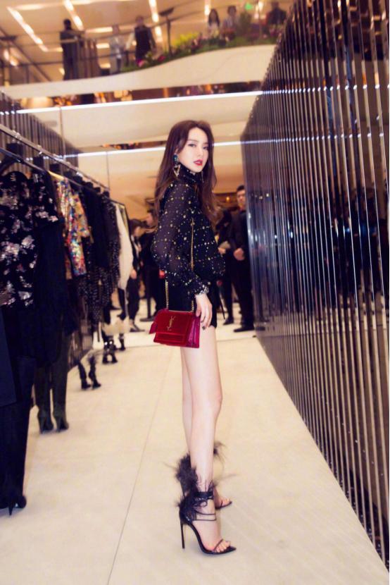 明星 袜子 高跟鞋,袜子与高跟鞋的时尚演绎